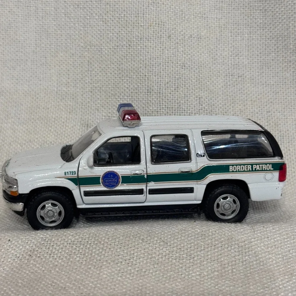 Welly US Customs Border Patrol Chevrolet Suburban 1/64 scale DOJ Vintage